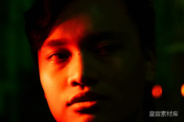 高清摄影 穿着灰色翻领衬衫的男人