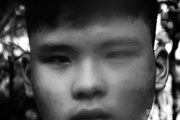高清摄影 一张黑白照片中的年轻男子