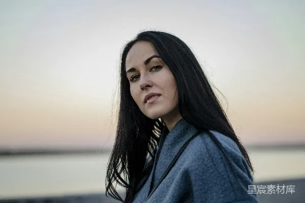 高清摄影 蓝色上衣的女人在白天靠近水体站立
