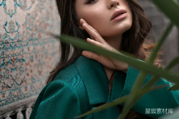 高清摄影 绿色长袖上衣的女人