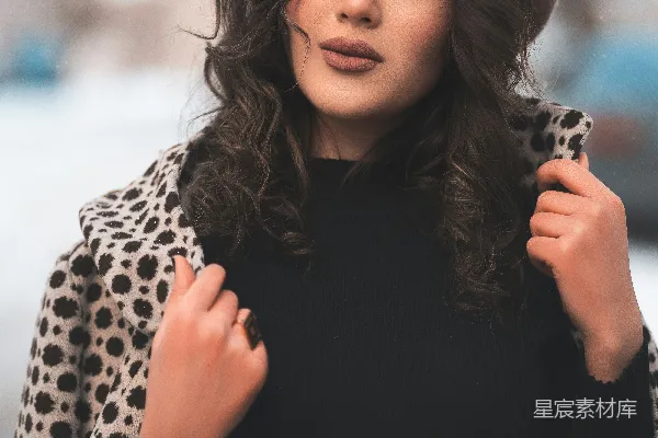 高清摄影 一个穿着帽子和外套的女人