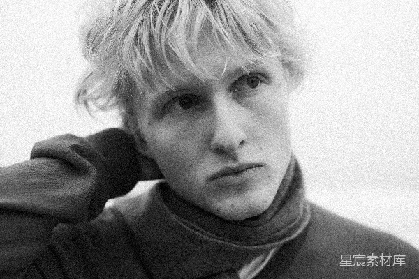 高清摄影 留着 blond 头发的年轻男子戴着围巾