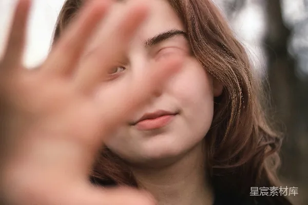 高清摄影 一位年轻女子正在做手势。