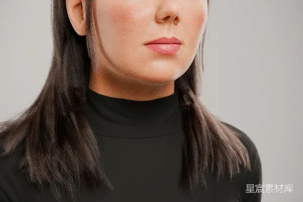 高清摄影 黑色上衣的女人正在拍照。