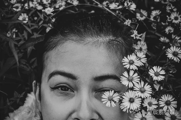 高清摄影 smiling女子的灰度照片