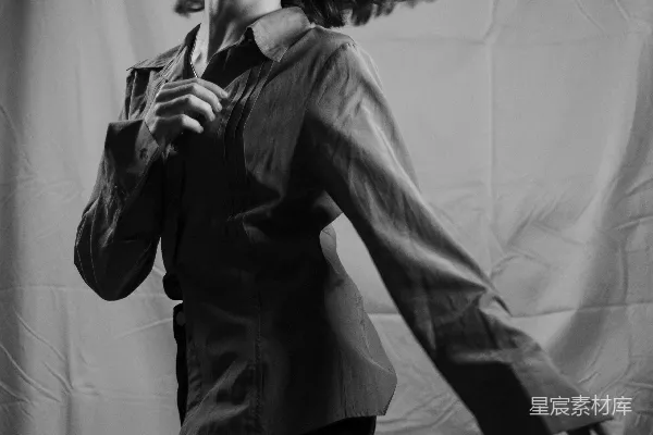高清摄影 一位妇女站在白色背景前