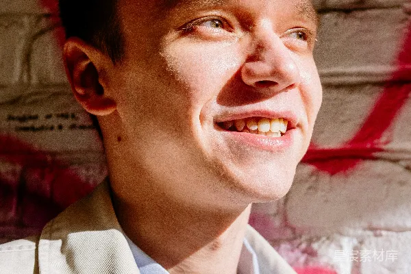 高清摄影 白衬衫上衣戴着的男人微笑