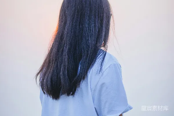 高清摄影 一个女人站在田里时的后头部轮廓