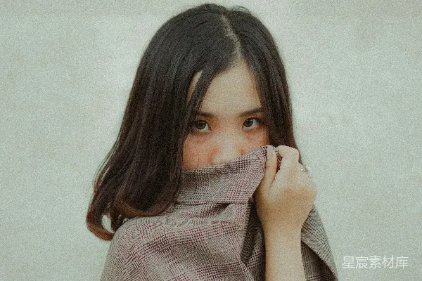 高清摄影 女士用外套遮住脸。