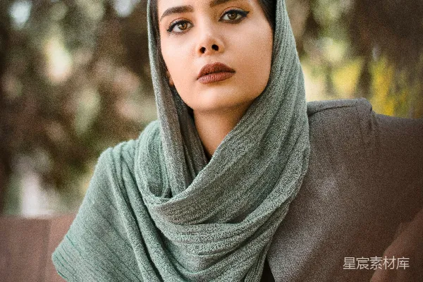 高清摄影 灰围颈长袖黑上衣的女人