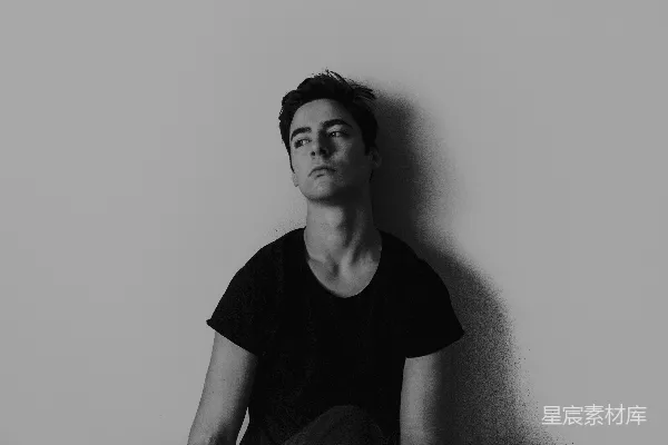 高清摄影 墙边 leaning 的男人的黑白摄影