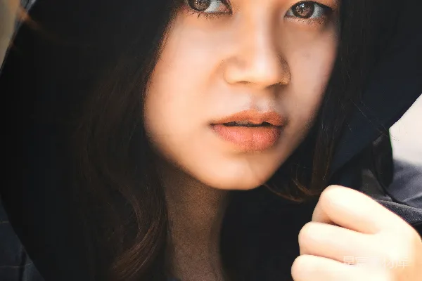高清摄影 灰衬衫女子双手抱头