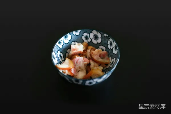 蓝白陶瓷碗装切肉