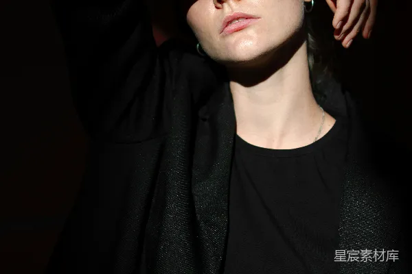 高清摄影 黑色翻领上衣遮面的女性