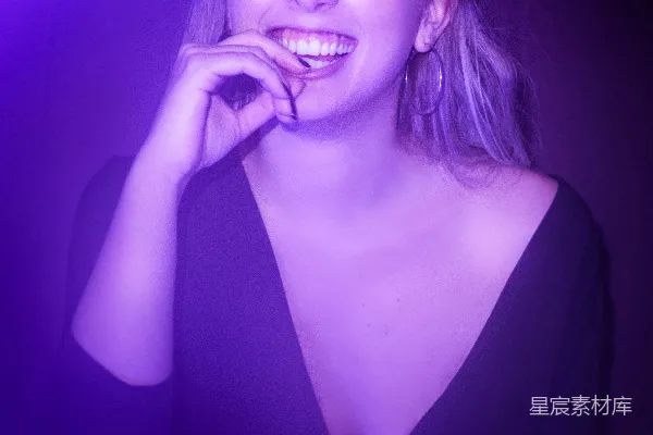 高清摄影 黑色T恤女子