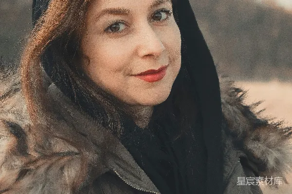 高清摄影 一个戴着帽子的女士在公园里。