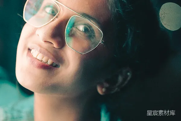 高清摄影 戴着眼镜的女人抬头看着 something