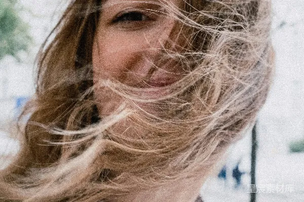 高清摄影 白衬衫和黑白格子衫的女人