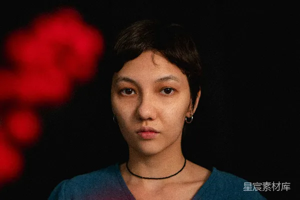 高清摄影 一个女人站在黑色背景前