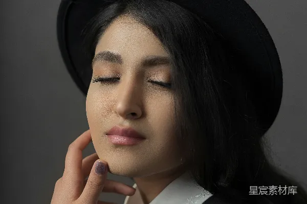 高清摄影 戴着黑色帽子的女人闭着眼睛