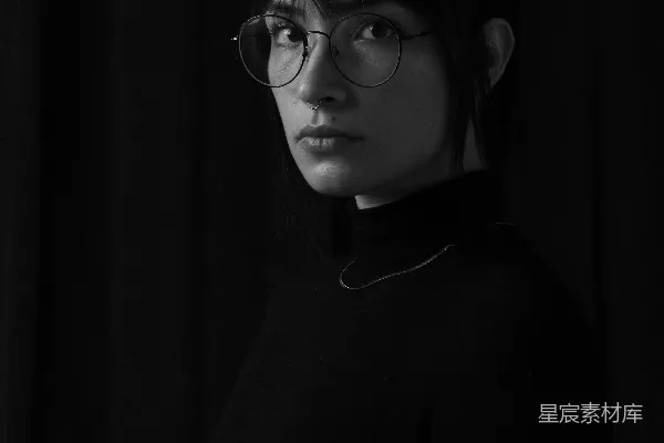 高清摄影 戴着眼镜和针织套脖子毛衣的女人的灰度照片