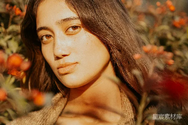高清摄影 一个妇女站在一丛鲜花中