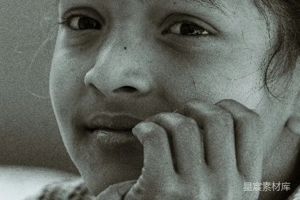 高清摄影 黑白肖像照中的年轻女孩。