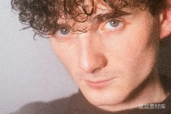 高清摄影 一个头发卷曲的人的特写镜头