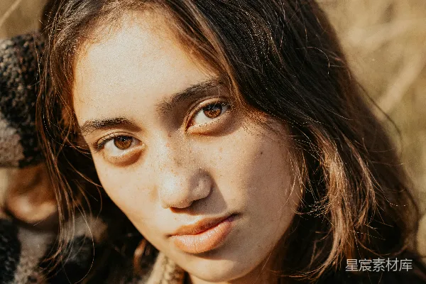 高清摄影 一个年轻女子正在摆姿势拍照。