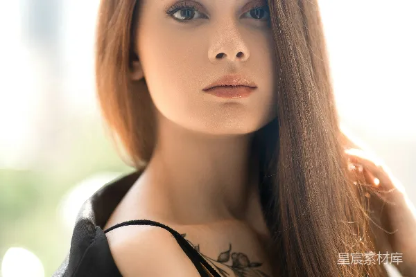 高清摄影 留着长发的女人在拍照。