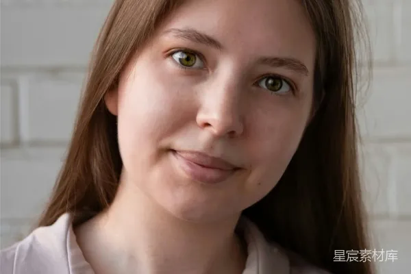 高清摄影 一个年轻女子微笑着摆姿势。