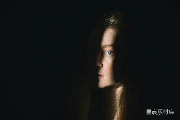 高清摄影 棕色头发的女人仰头看着
