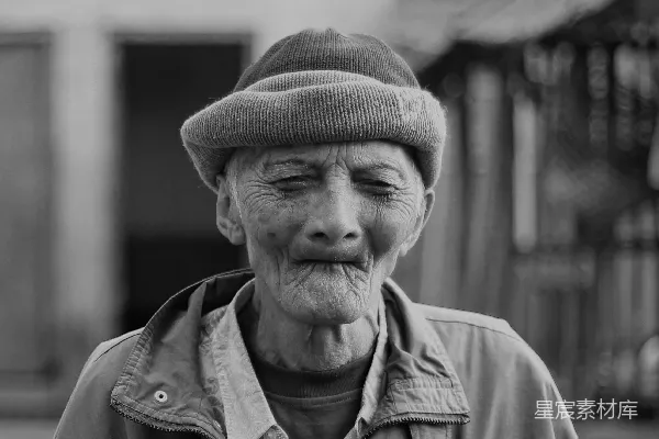 高清摄影 黑白摄影中，男人闭上眼睛并被人拍照