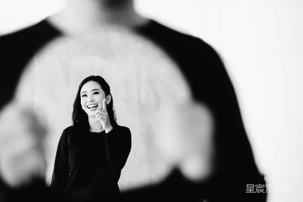 高清摄影 一个女人站在镜子前
