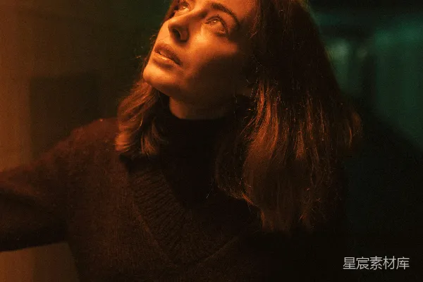 高清摄影 穿棕色长袖衫的女子