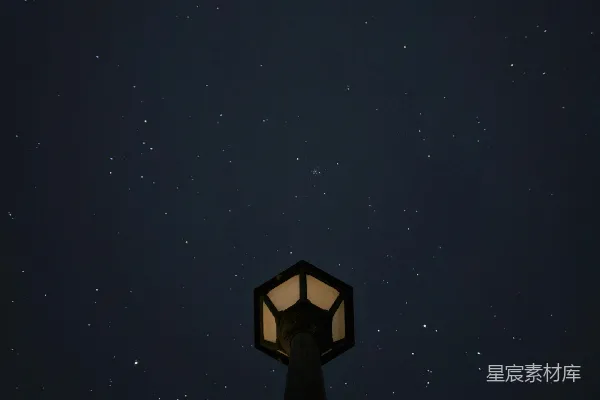 星夜下的黑白大楼