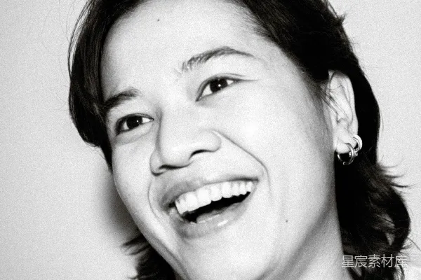 高清摄影 黑白照片上一位妇女在微笑