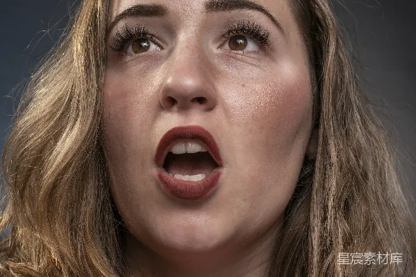 高清摄影 脸上带着惊讶表情的女人