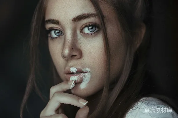 高清摄影 一个蓝眼睛的女人正在刷牙。