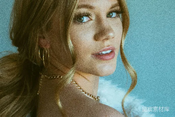 高清摄影 白色毛衣的女人戴着银色项链