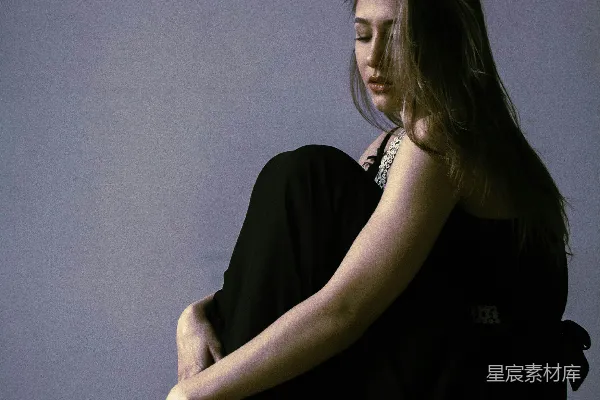 高清摄影 一个穿黑裙的女人坐在椅子上