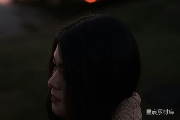 高清摄影 穿着棕色夹克的女孩正在户外金光闪耀时站立着。