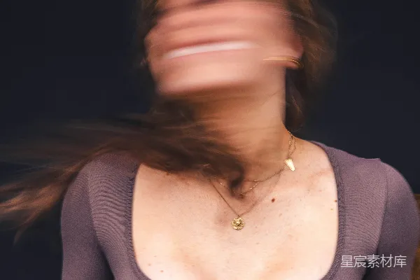 高清摄影 一位女人坐在椅子上的一张模糊照片