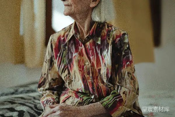 高清摄影 一位老人坐在房间里的床上。