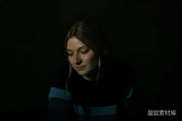 高清摄影 闭眼的女人在黑暗中