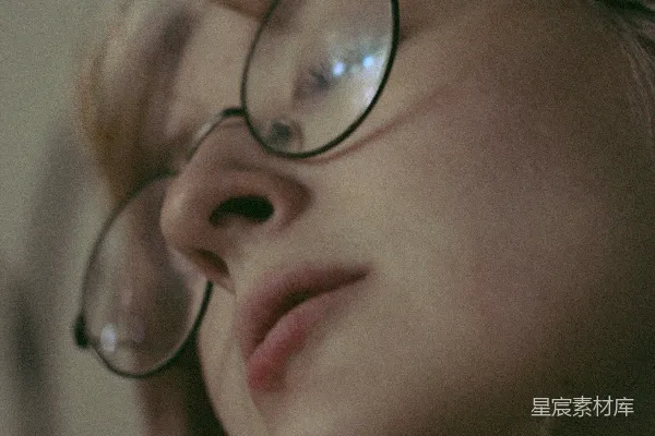 高清摄影 一个戴着眼镜并围着围巾的女性