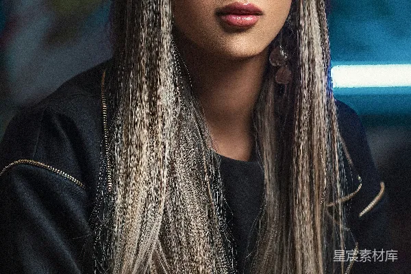 高清摄影 一个长发女人戴着一顶黑帽子