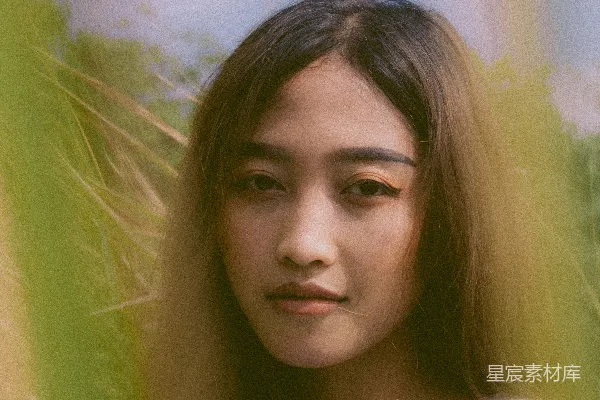 高清摄影 一个女人站在一丛高草中