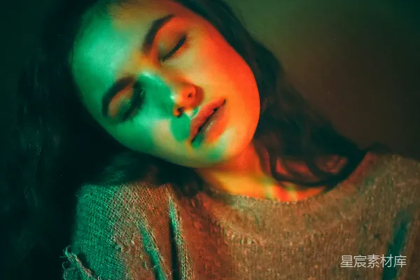 高清摄影 闭眼的女性被绿色和红色的灯光照亮