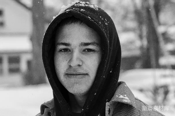 高清摄影 穿着夹克的年轻人在雪中